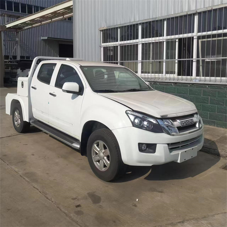 Camión grúa Isuzu Pickup usado en demolición de garaje subterráneo