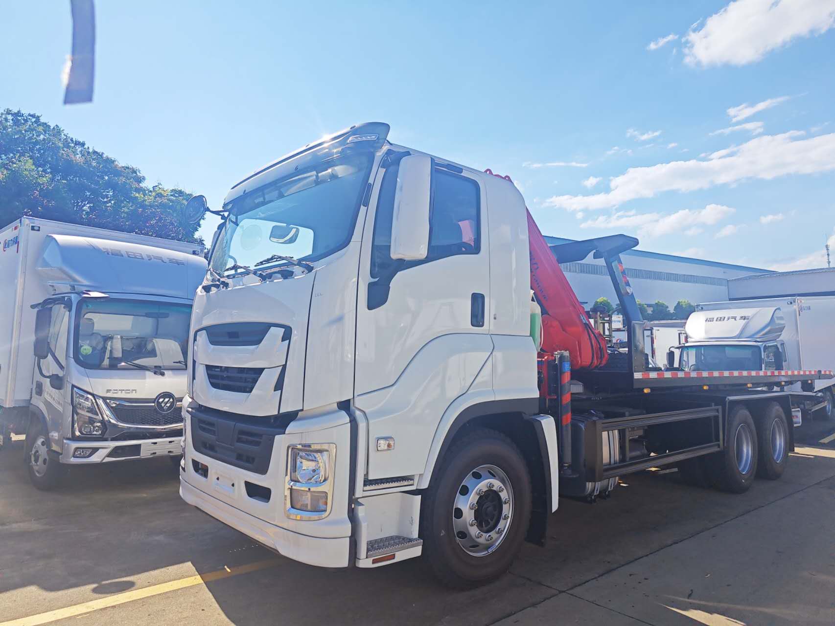 Camión grúa ISUZU Giga con pluma plegable