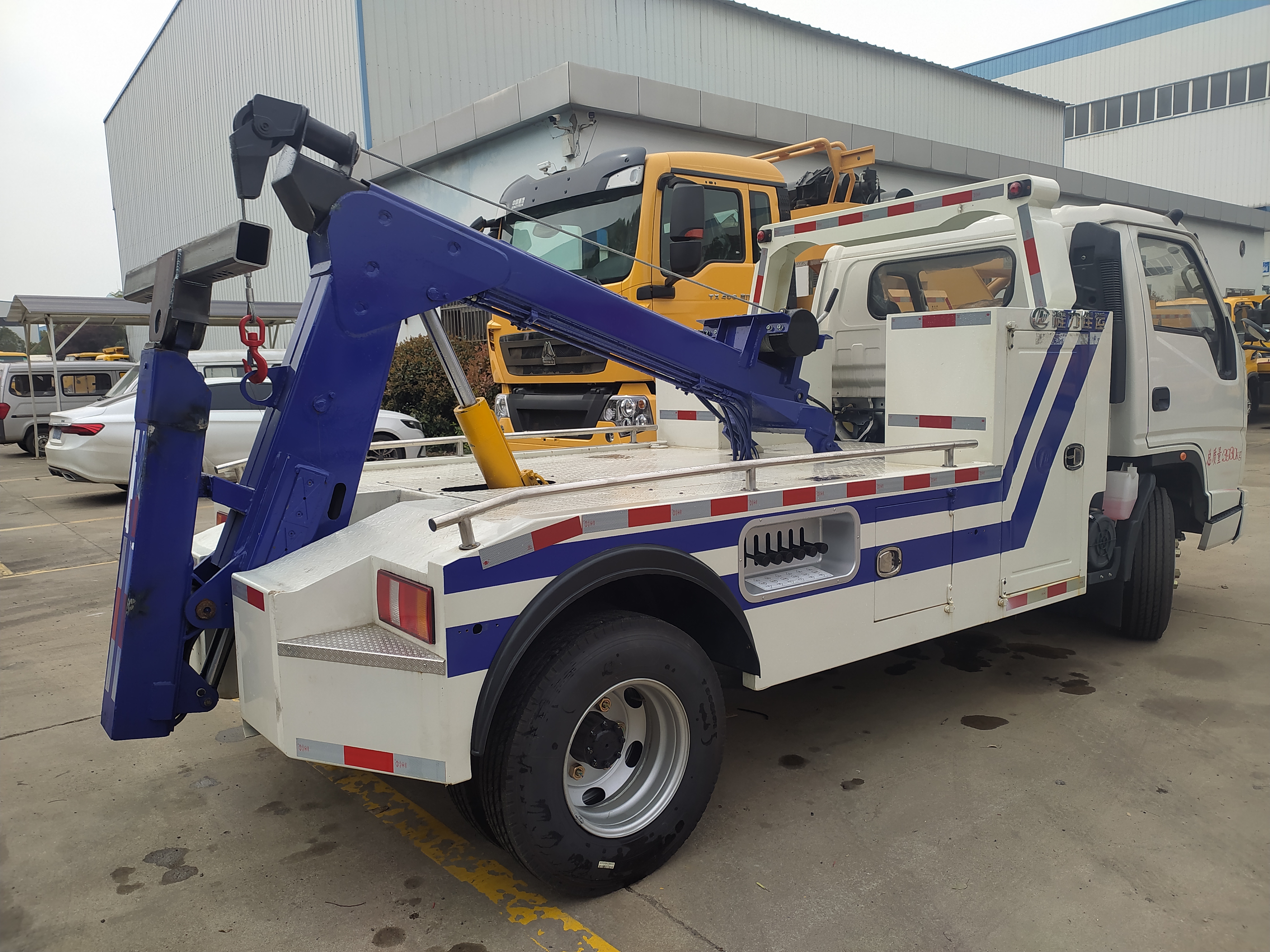 JMC mini 3ton 4ton tow truck under lift