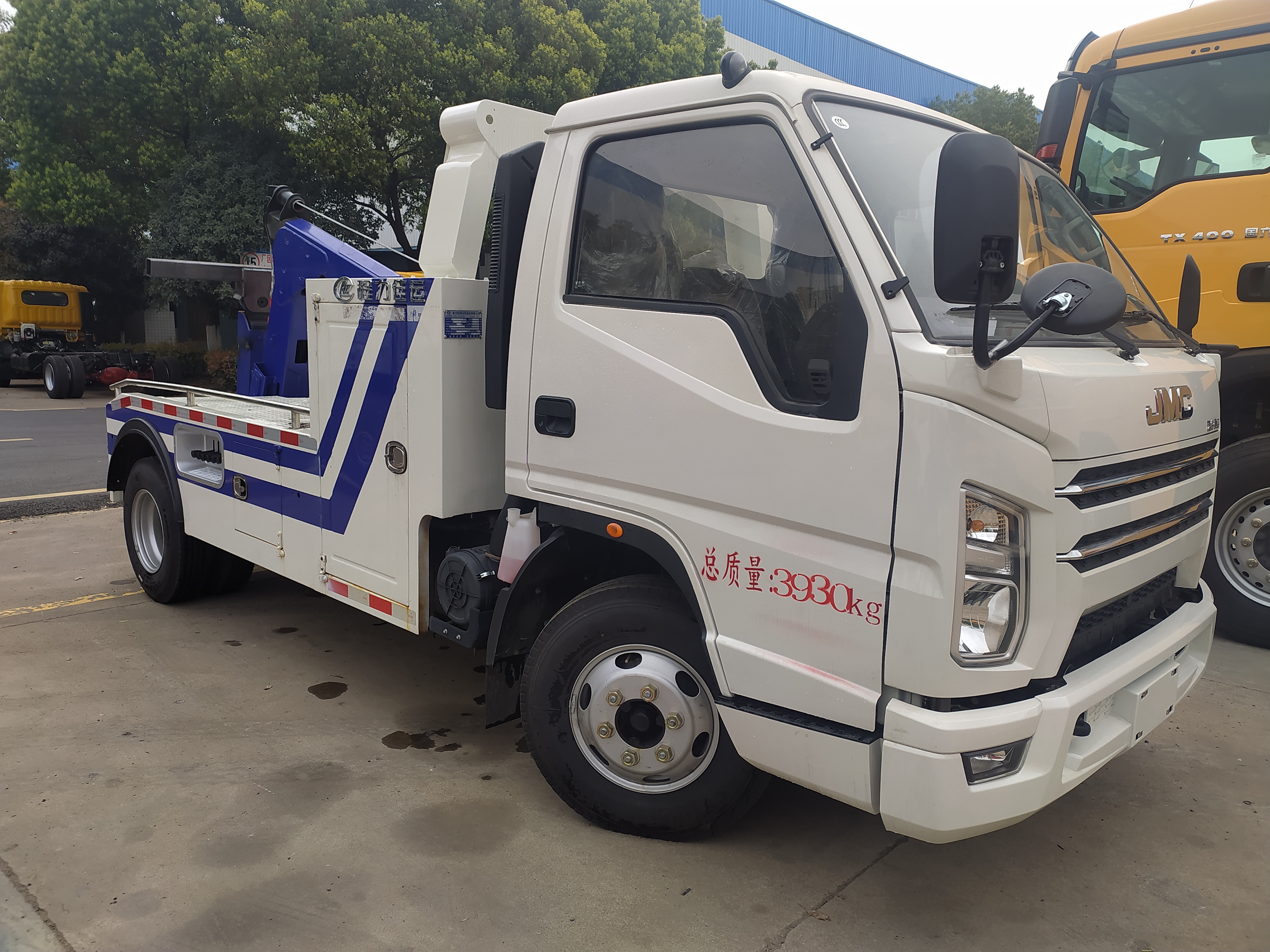 JMC mini 3ton 4ton tow truck under lift (2)