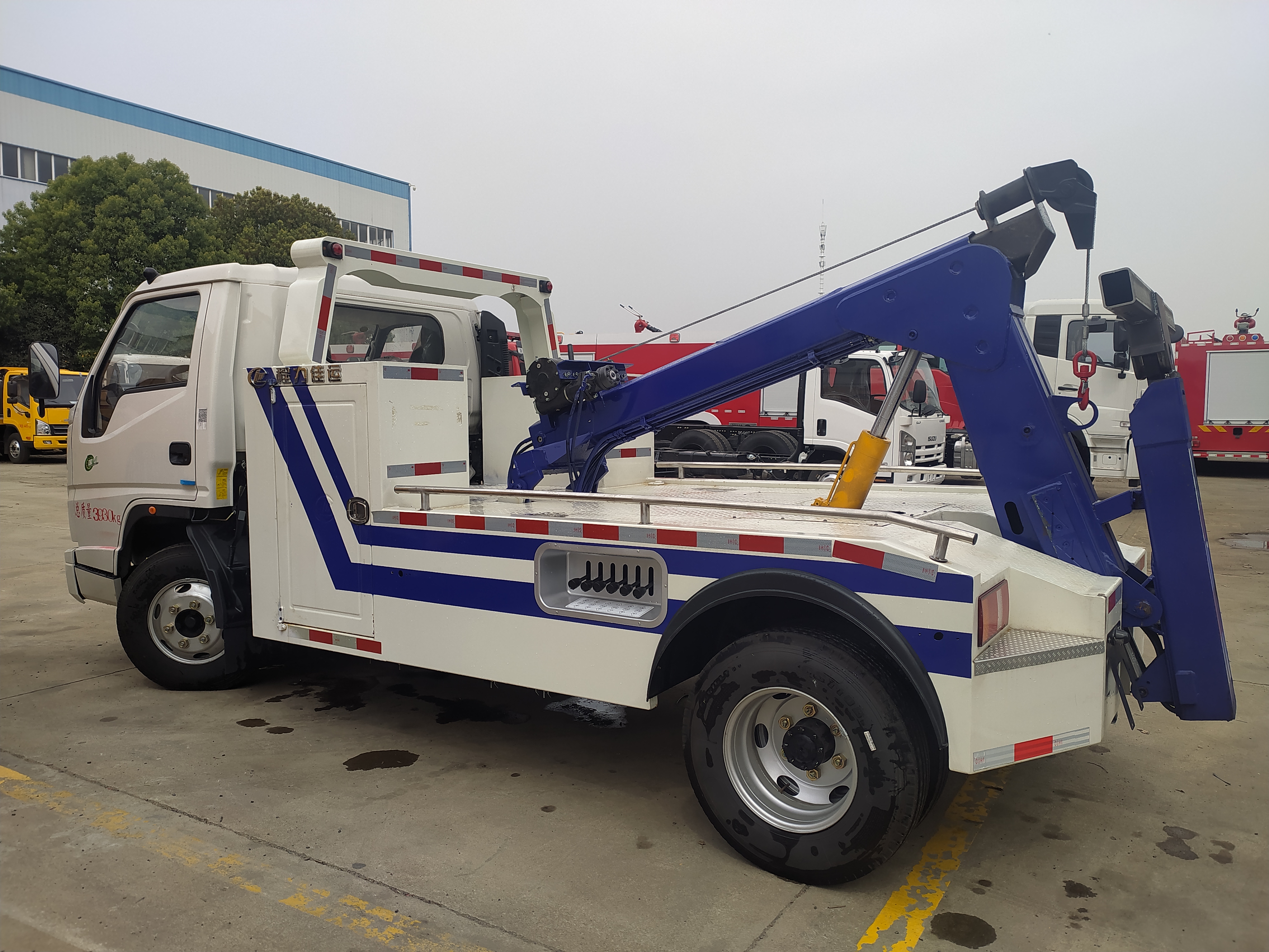 JMC mini 3ton 4ton tow truck under lift (3)