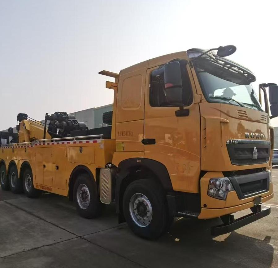 Camión grúa HOWO de 50 toneladas con plataforma elevadora