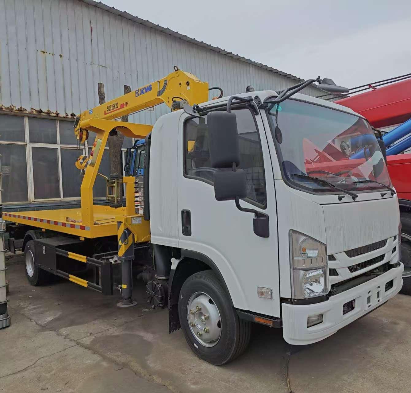 Grúa ISUZU con grúa de 3,2 toneladas